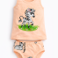 Dečija pamučna potkošulja bez rukava kajsija boje sa ilustracijom zebre i odgovarajućim gaćicama sa dezenom 'Wild Love'.