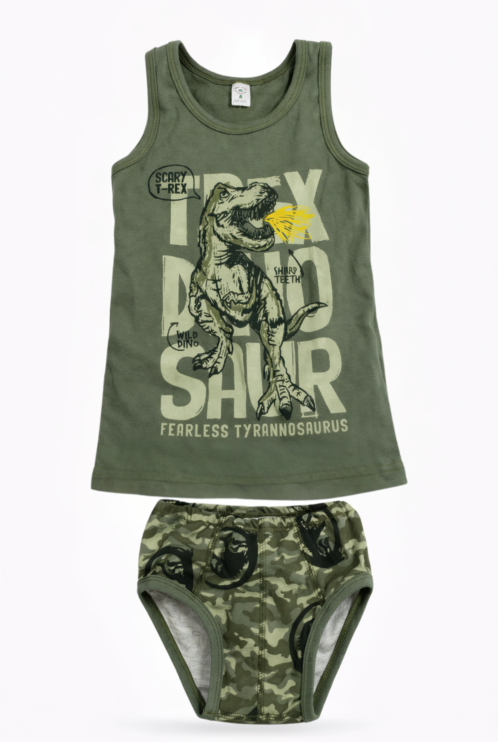 Maslinasto zeleni dečiji komplet veša sa printom T-Rex dinosaurusa i natpisom 'Fearless Tyrannosaurus', uz maskirne gaćice u vojničkom stilu.