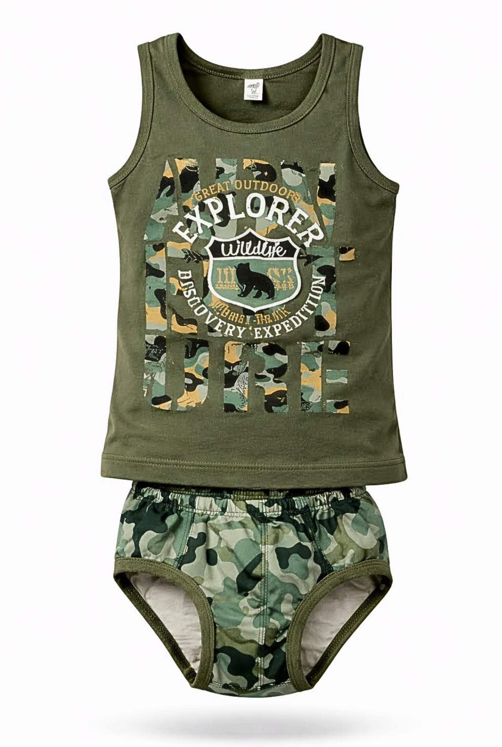 Dečiji komplet veša maslinasto zelene boje sa maskirnim dezenom na donjem delu i Explorer Wildlife printom na majici.