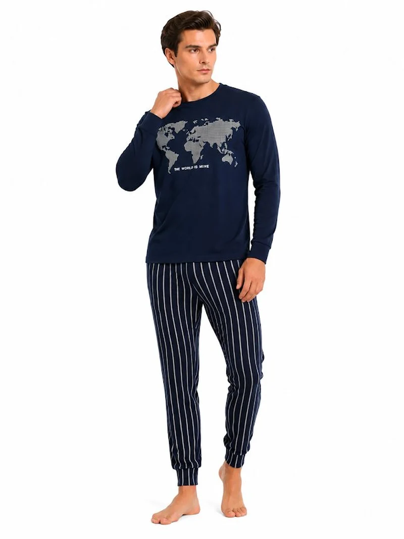 Muška pamučna pidžama Bear Underwear Art. 1010 teget sa prugastim pantalonama i world map printom, dugih rukava, Arilje